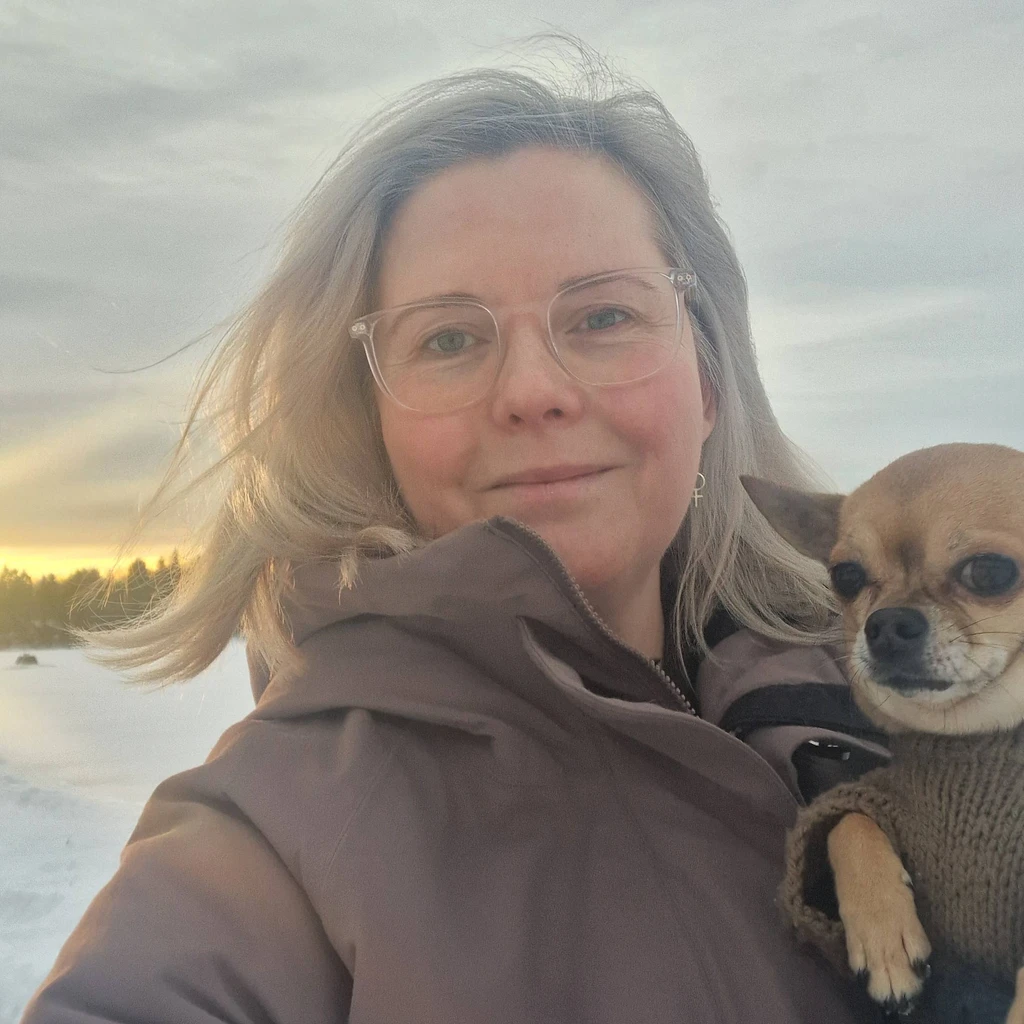 Cia utomhus med hennes hund