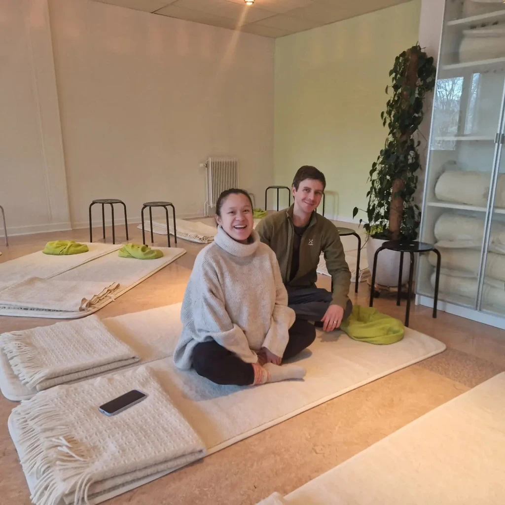 Kursdeltagare som sitter på en yoga-matta