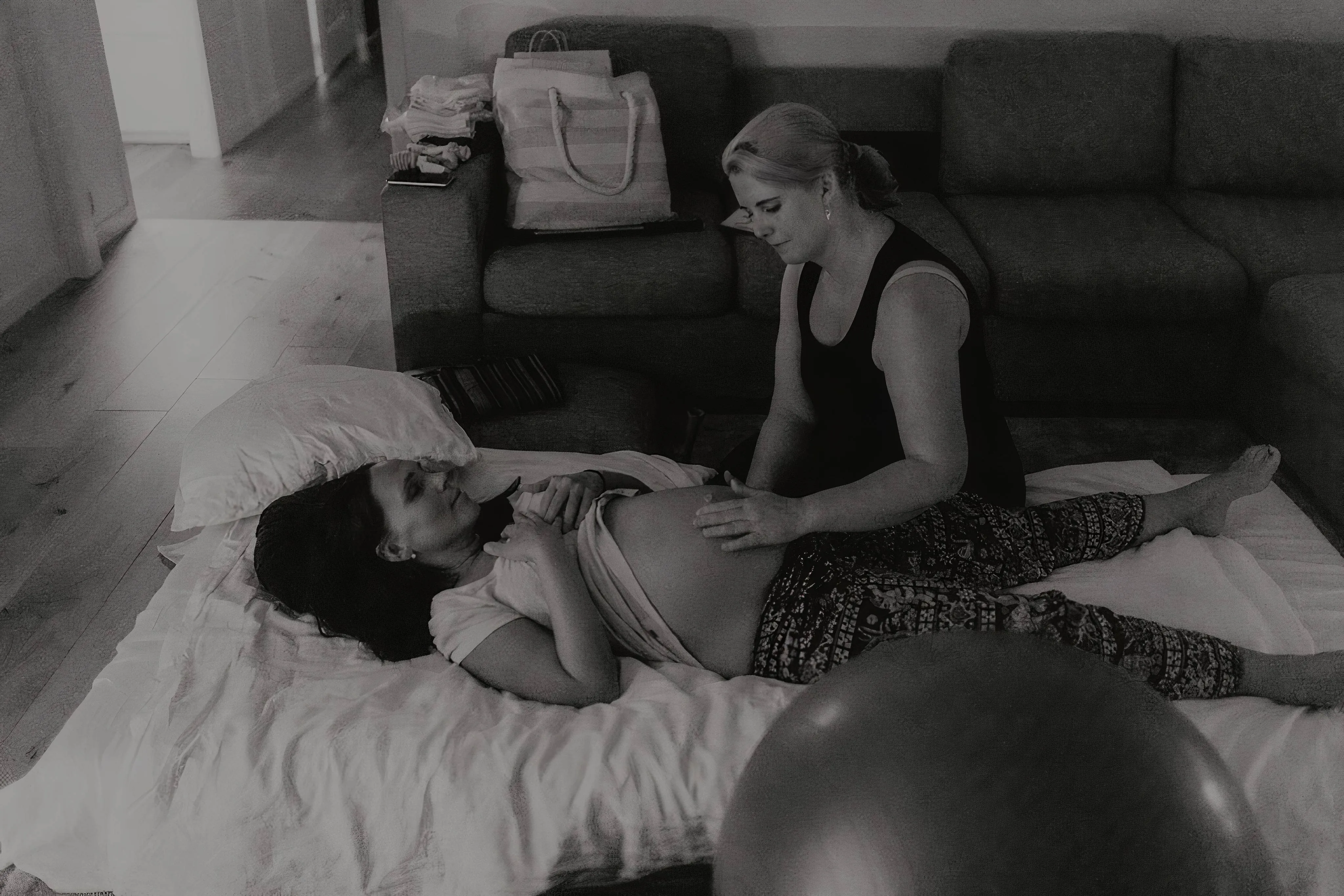 Cia undersöker magen på en gravid kvinna